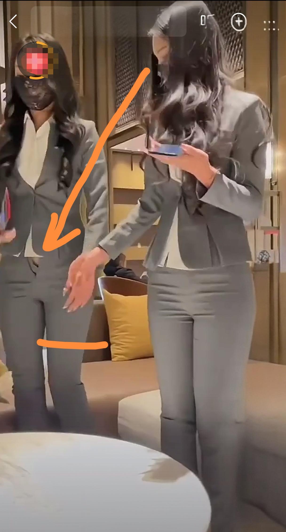 旁边的人看到自己的同伴出丑了吗？还是故意想让同伴出丑呢？