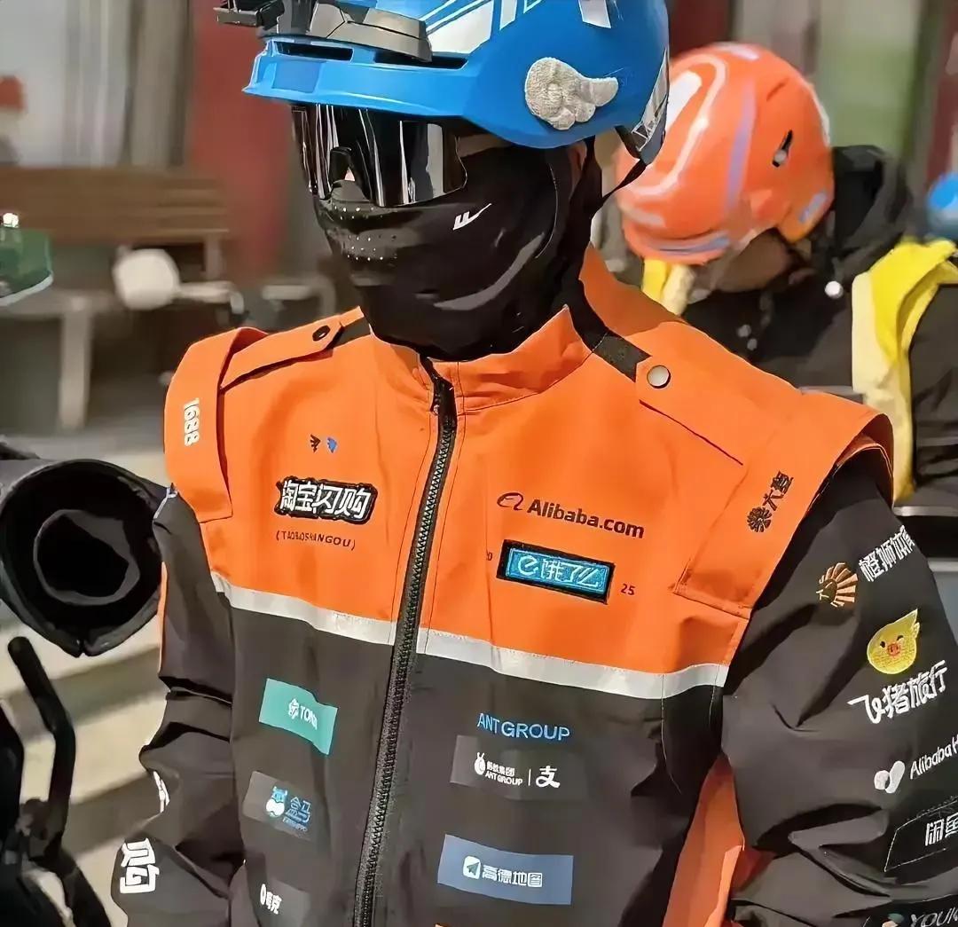我的天
要不是亲眼看到
你敢信？淘宝闪购一出手，橙色骑手服战衣登场[捂脸]这也太