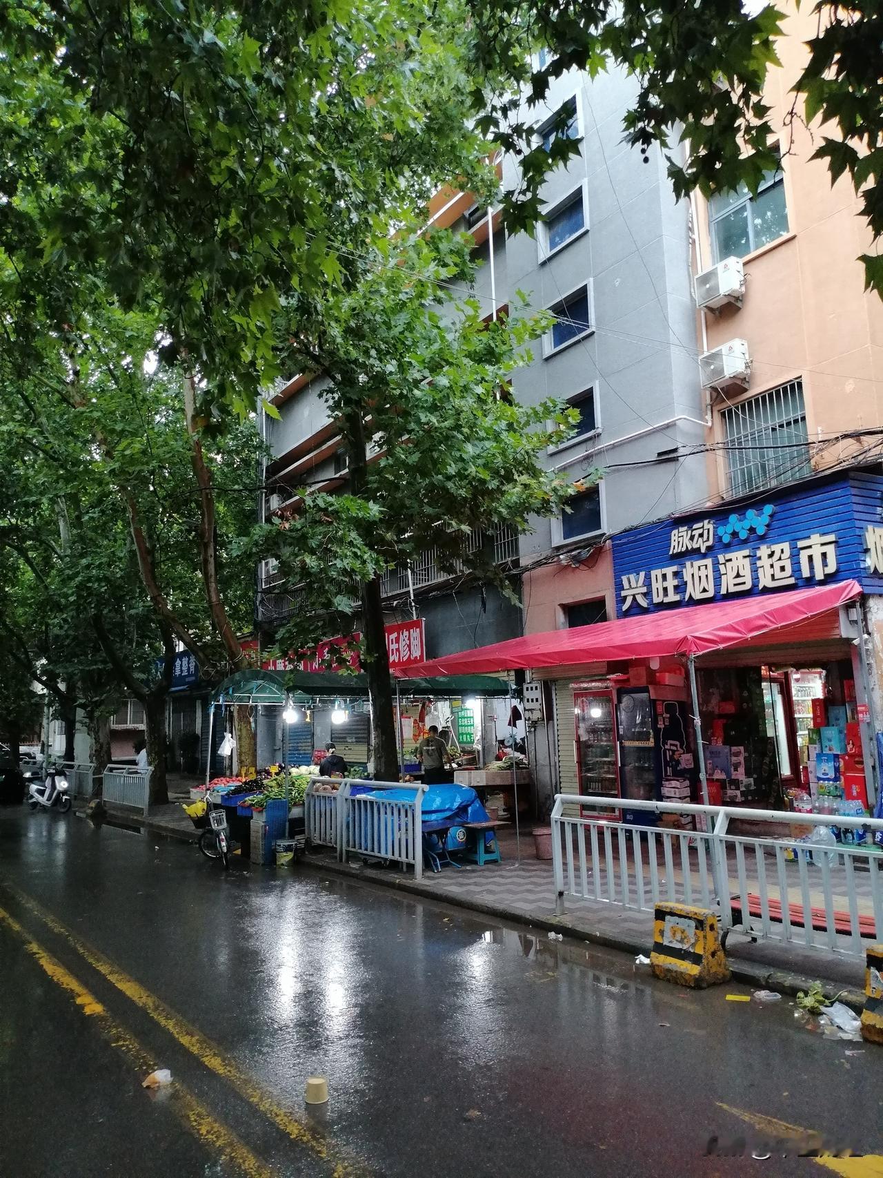 晒图笔记大赛一些老旧小区的区内总是有这样星罗棋布的商店，实际上，没有物业费，而居