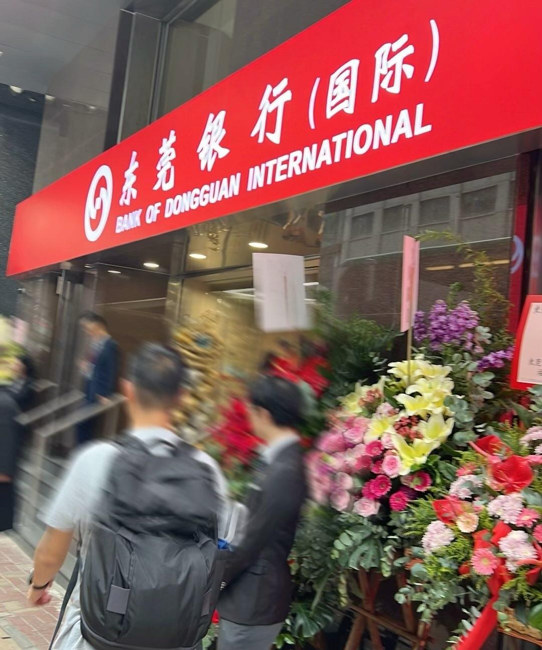 下车以为自己去了东莞，原来是香港上环的新地标