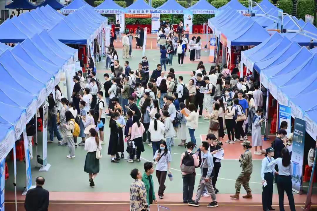 如今全国每年都有超过1000万名大学生毕业，可让人意外的是，在就业市场供需两端的