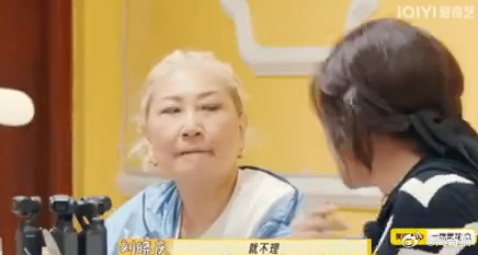 刘晓庆回应为什么不优雅的老去 刘晓庆通过幽默的方式回应外界期待，她的自信让人感到