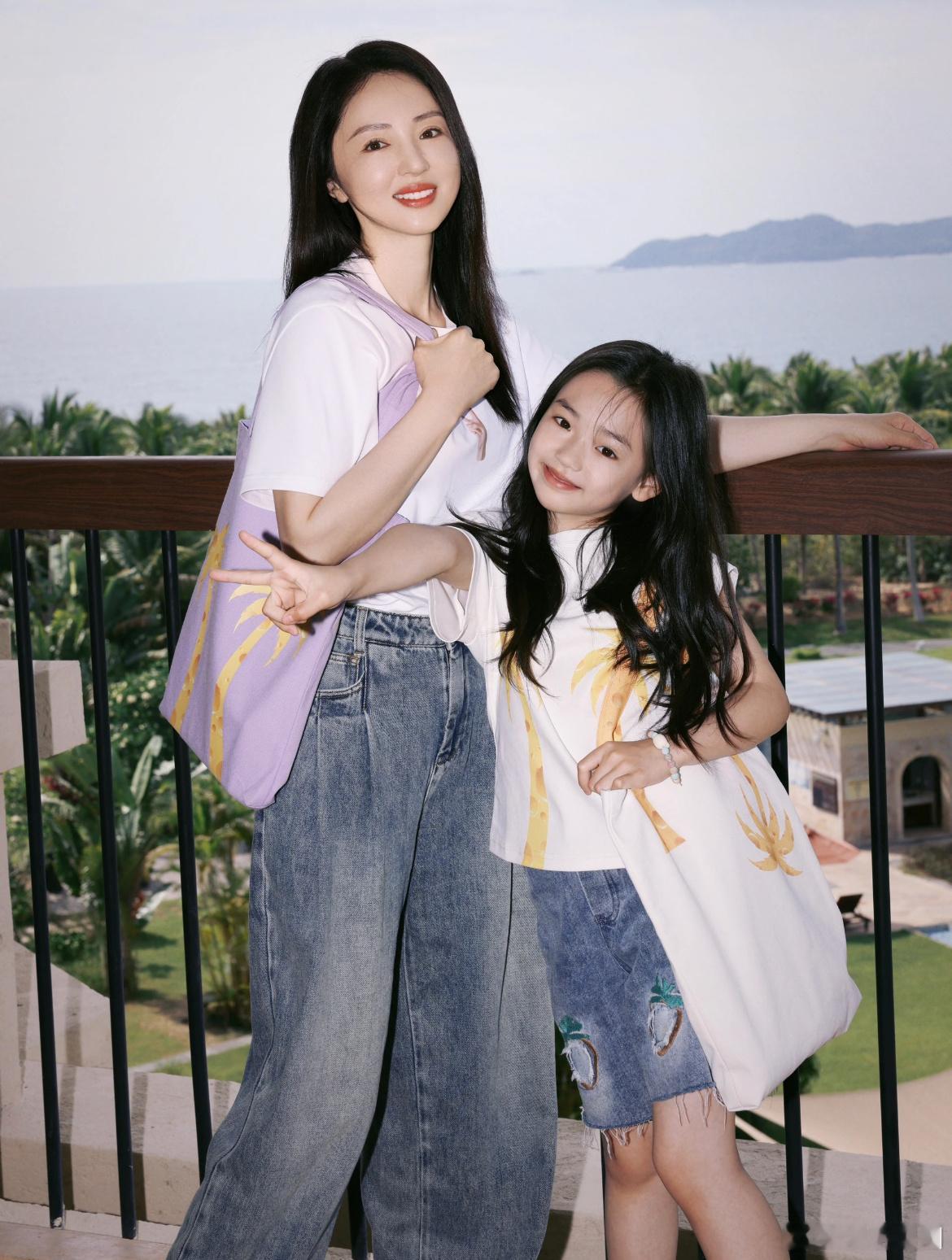 小酒窝反向带妈 小朋友的治愈力好强，总能拉着疲惫的妈妈出门散心，双向陪伴超温暖 