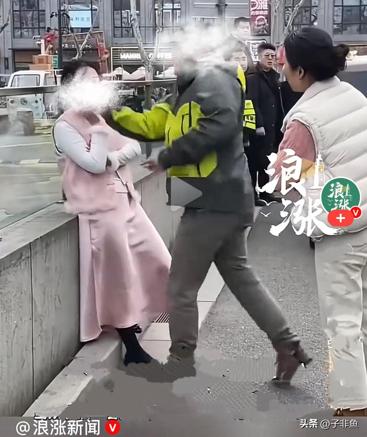 近日，江苏扬州街头，一男一女车稍微刮蹭了一下，多简单的事儿啊，双方各自拍照，然后