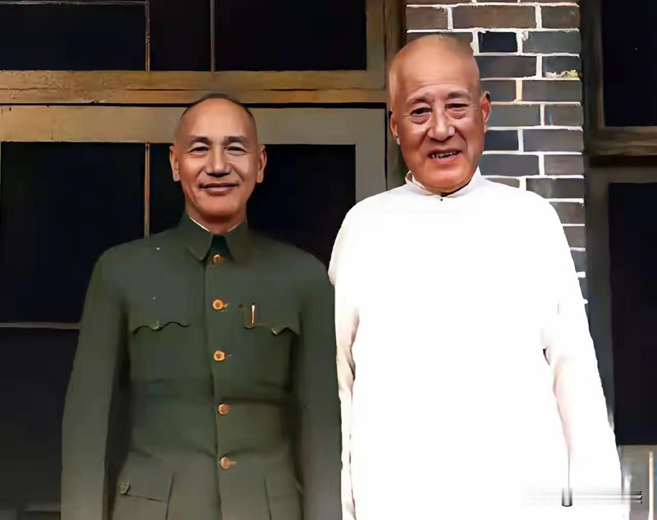 这张照片感觉有点不像是真的，因为照片中的这两个人，比例好像有点不太对劲，这个穿白