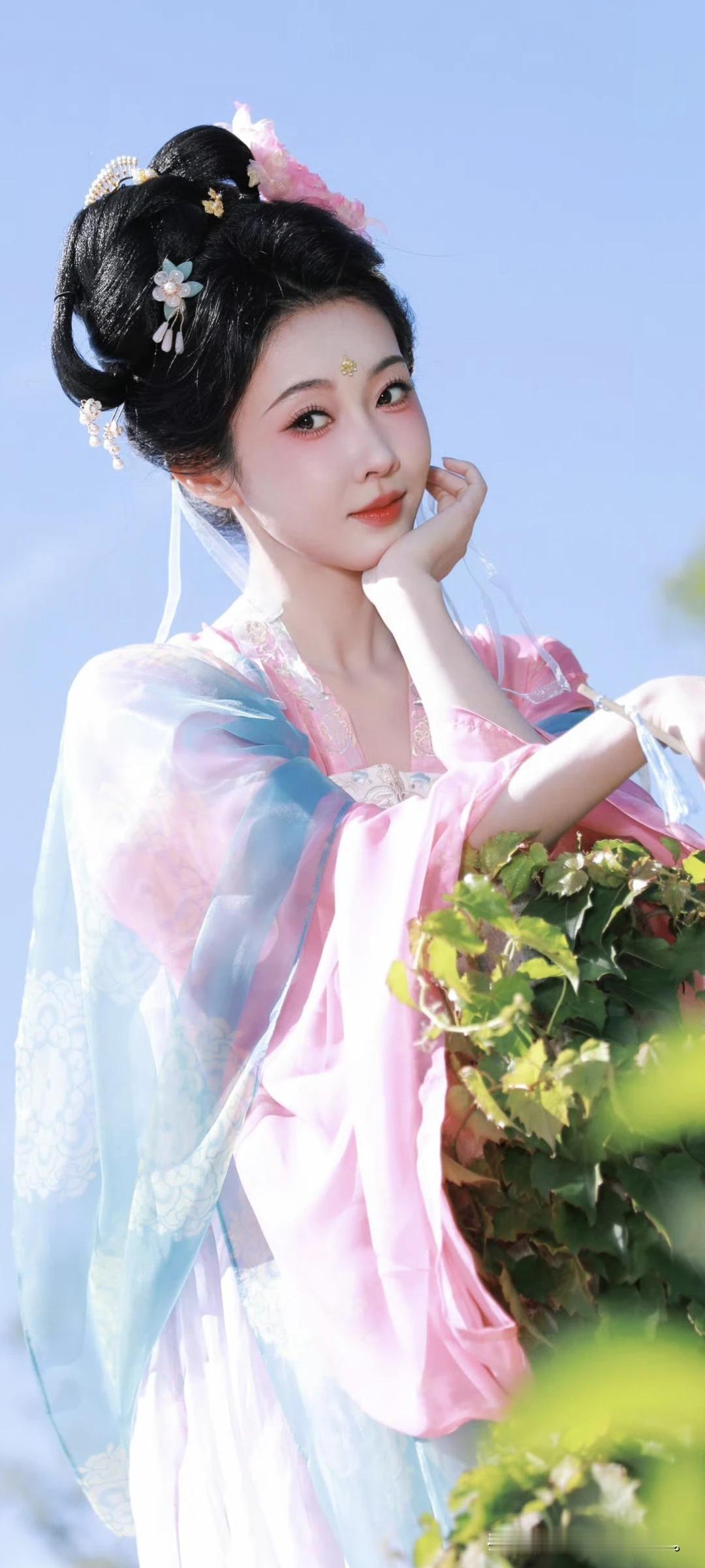 古风写真💐

粉蓝唐制汉服，花钿配珠钗，眉眼温婉动人！清冷系汉服美人