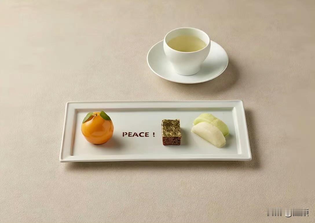 这是去年韩国招待特朗普的午餐，吃啥不吃啥的放一边，至少餐碗餐碟数不少，餐标不够餐