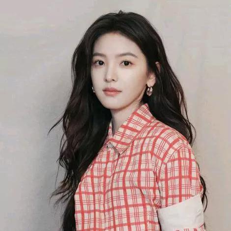 温柔甜美的她，红白格子衬衫搭配自然妆容，清新动人。少女感白衬衣 淡粉色衬衫 甜美