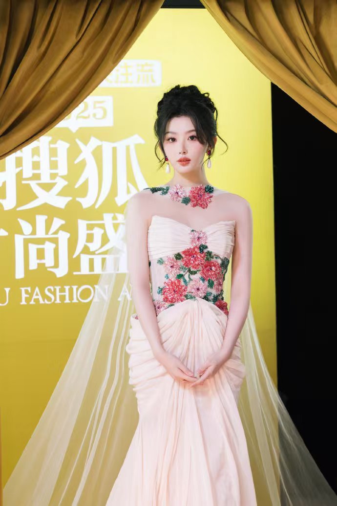 孔雪儿 媚眼抛给我看 孔雪儿媚眼抛来，花仙子造型美到犯规。她像草莓小蛋糕一样可爱