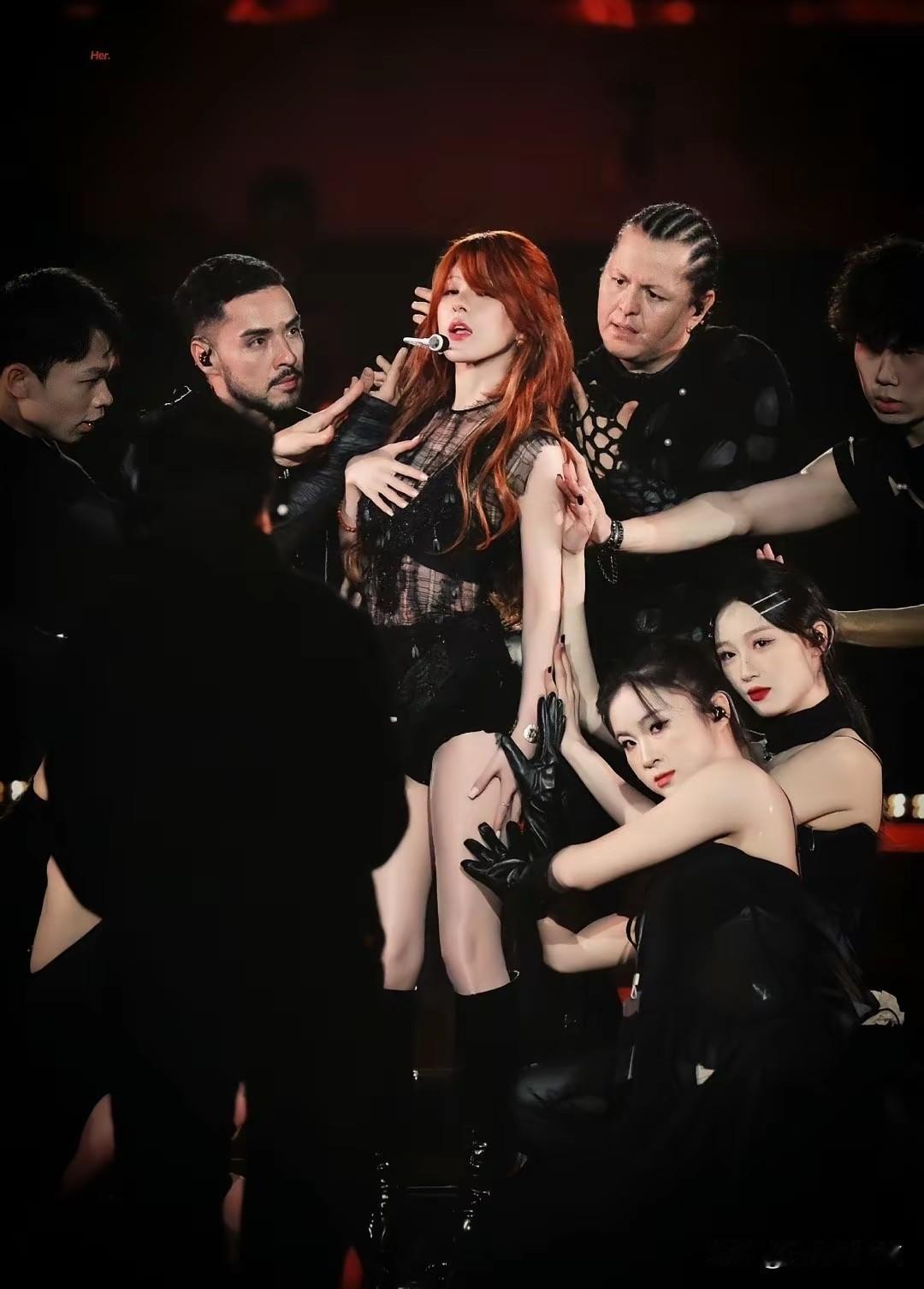 天哪！赵露思怎么也穿上这种油汪汪的打底裤了！
当初单依纯穿这种泳衣式演出服被群起