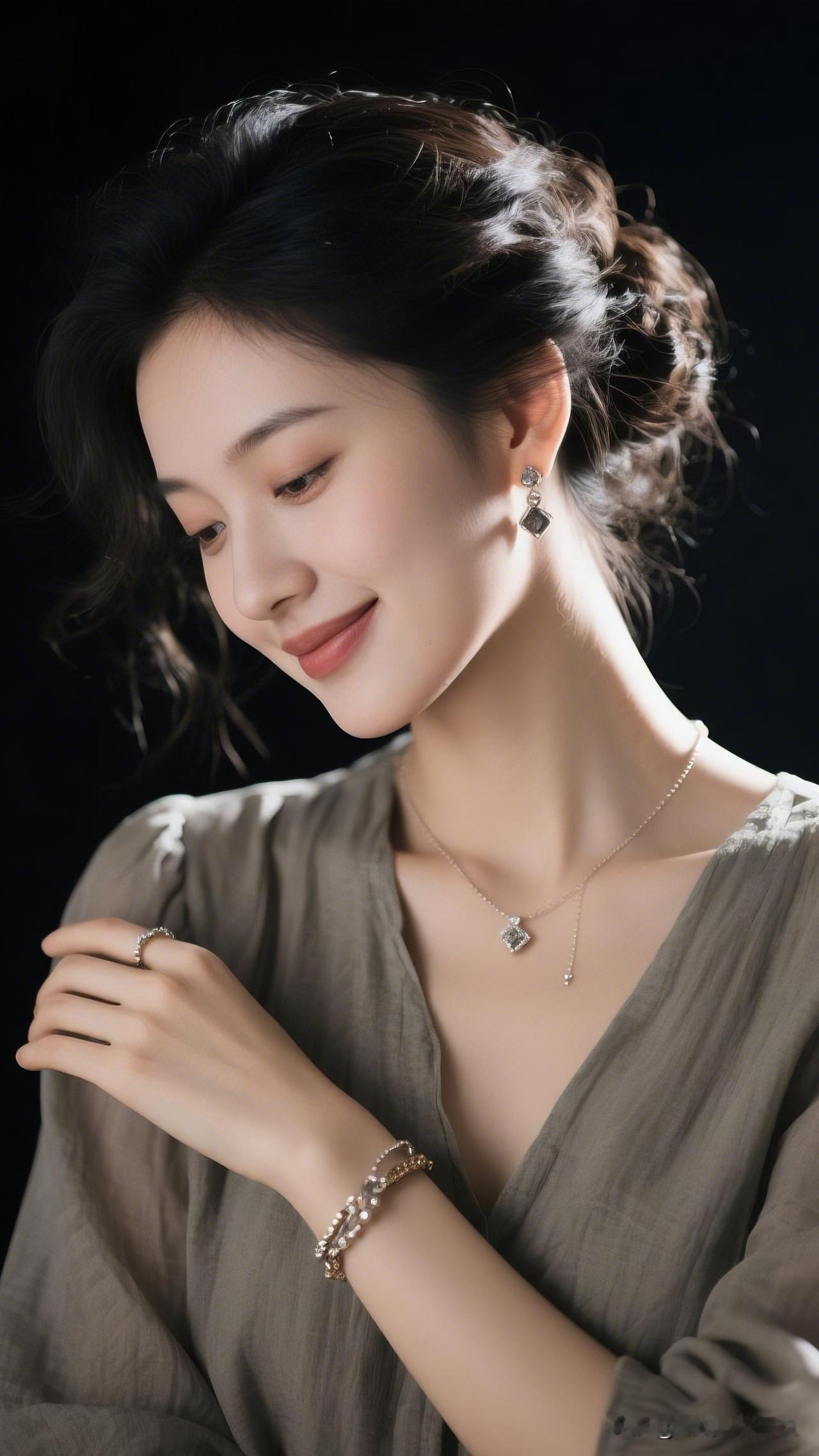 女人如何穿出含蓄的性感? 优雅气质，珠宝点缀，温柔微笑，完美呈现。