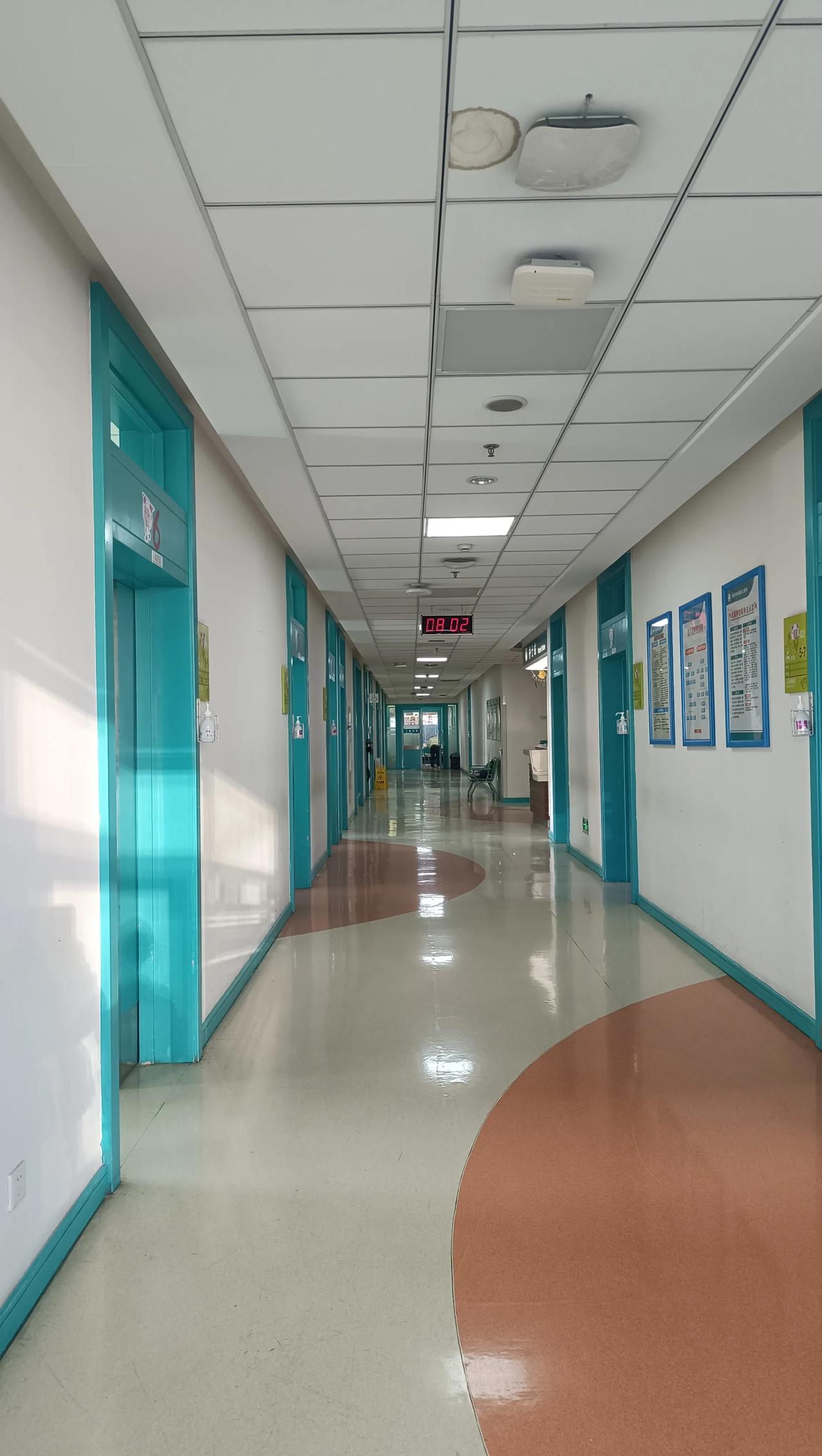 今天的小惊喜[呲牙]
到了医院发现走廊上那一排“加床”椅子都不见了，Yaya直呼