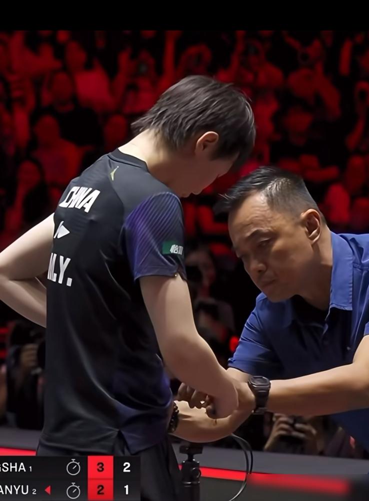 国家队主力在国际大赛生死局绝望地狂拽衣服线头，台下轰然大笑，比分瞬间雪崩。
 