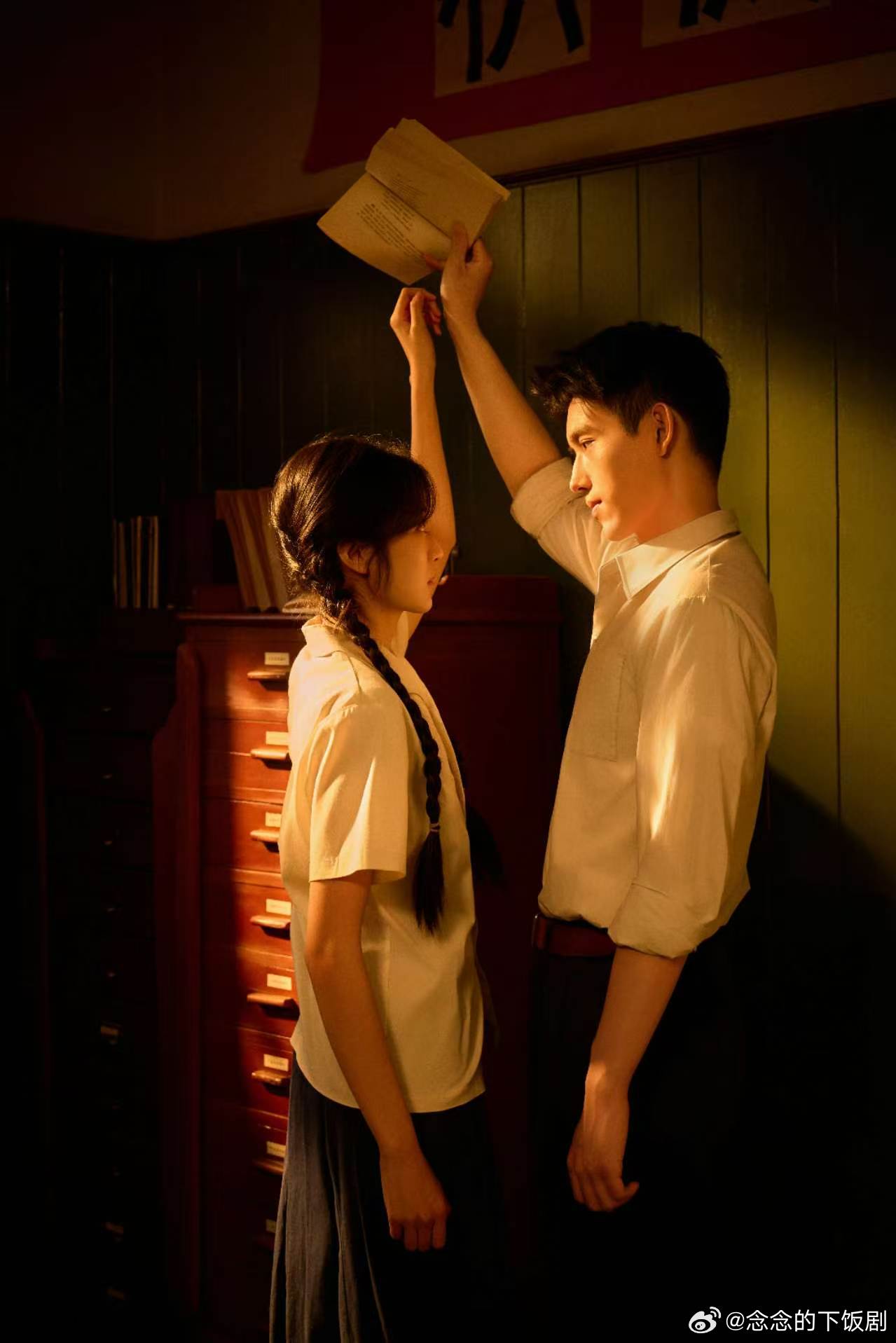 方心有霓今晚圆房纯真年代的爱情等了这么久，方穆扬和费霓总算踏踏实实在一起了，不刻