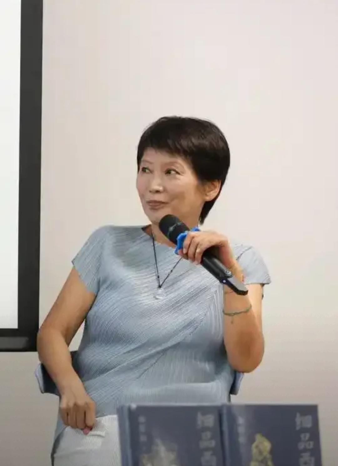 被北京中医药大学教授曲黎敏的这番话圈粉了
“一夫一妻制度是违反人性的，95%的人