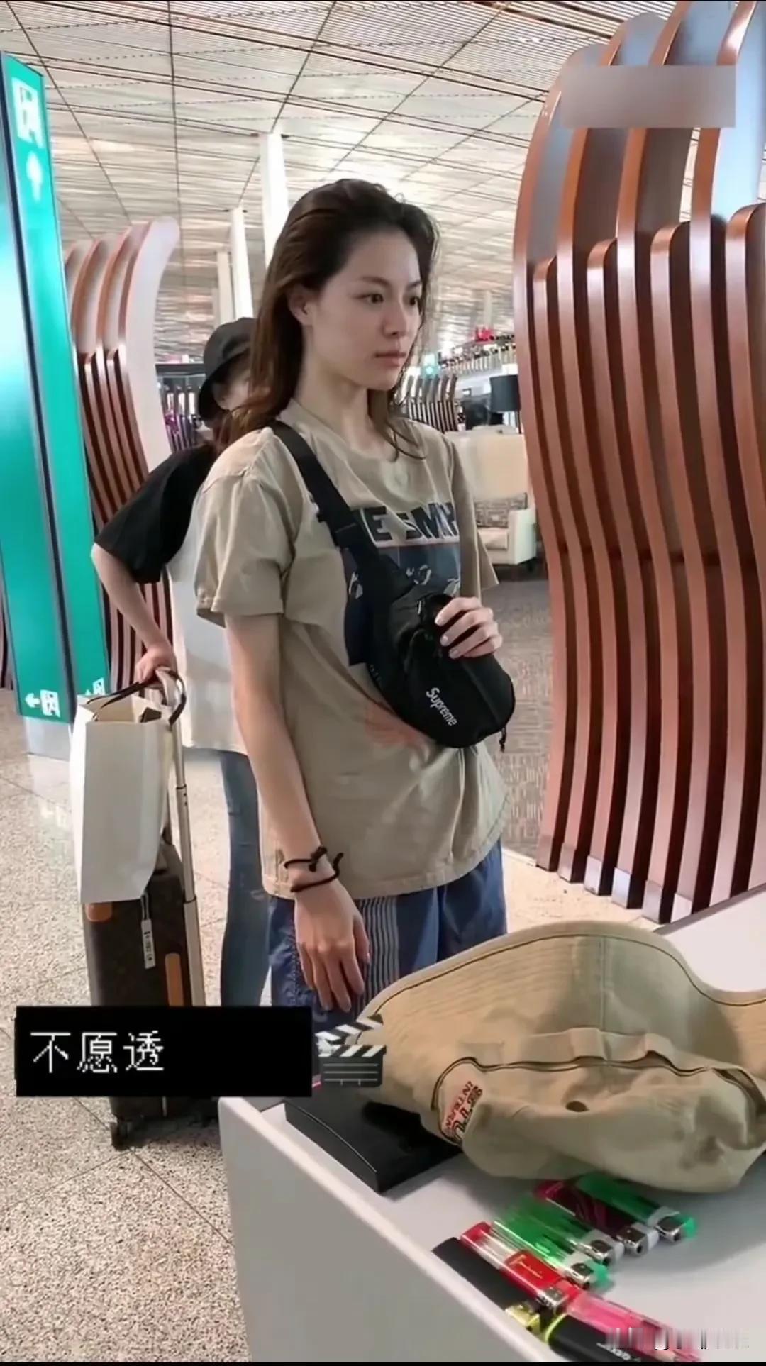 长成钟楚曦这样，当然愿意大方秀素颜了！真的太好看了，皮肤白皙透亮，少女感十足，五