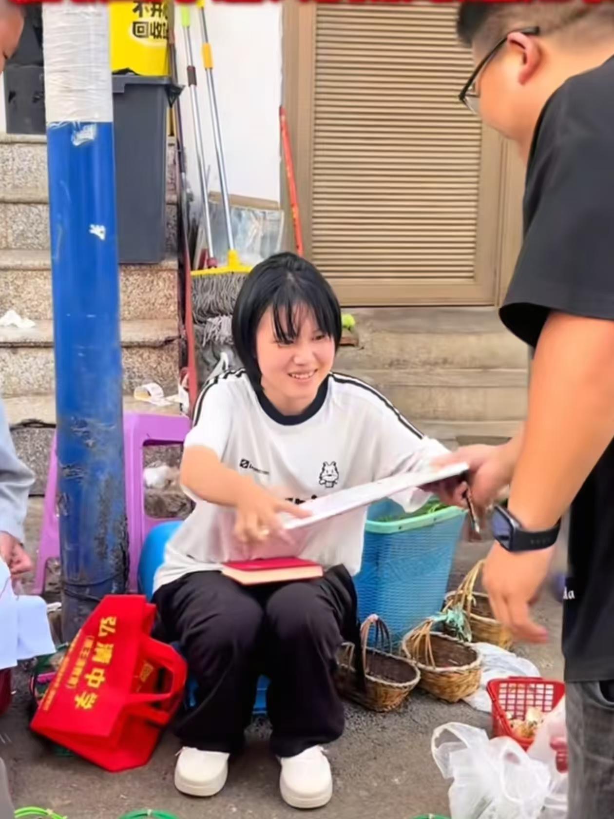 19岁云南女孩靠残疾父亲擦皮鞋供她读书，今年高考考了674分，当她在集上卖蘑菇时