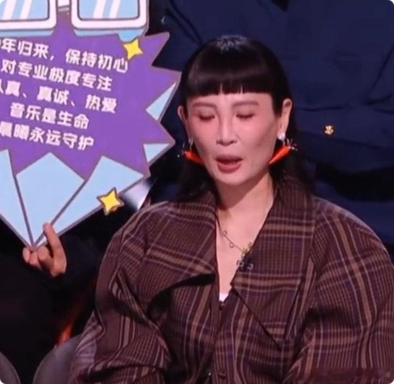 魏如萱胡萝卜耳钉歌手歌单童趣满满的小配饰太戳心，灵动俏皮模样格外治愈 