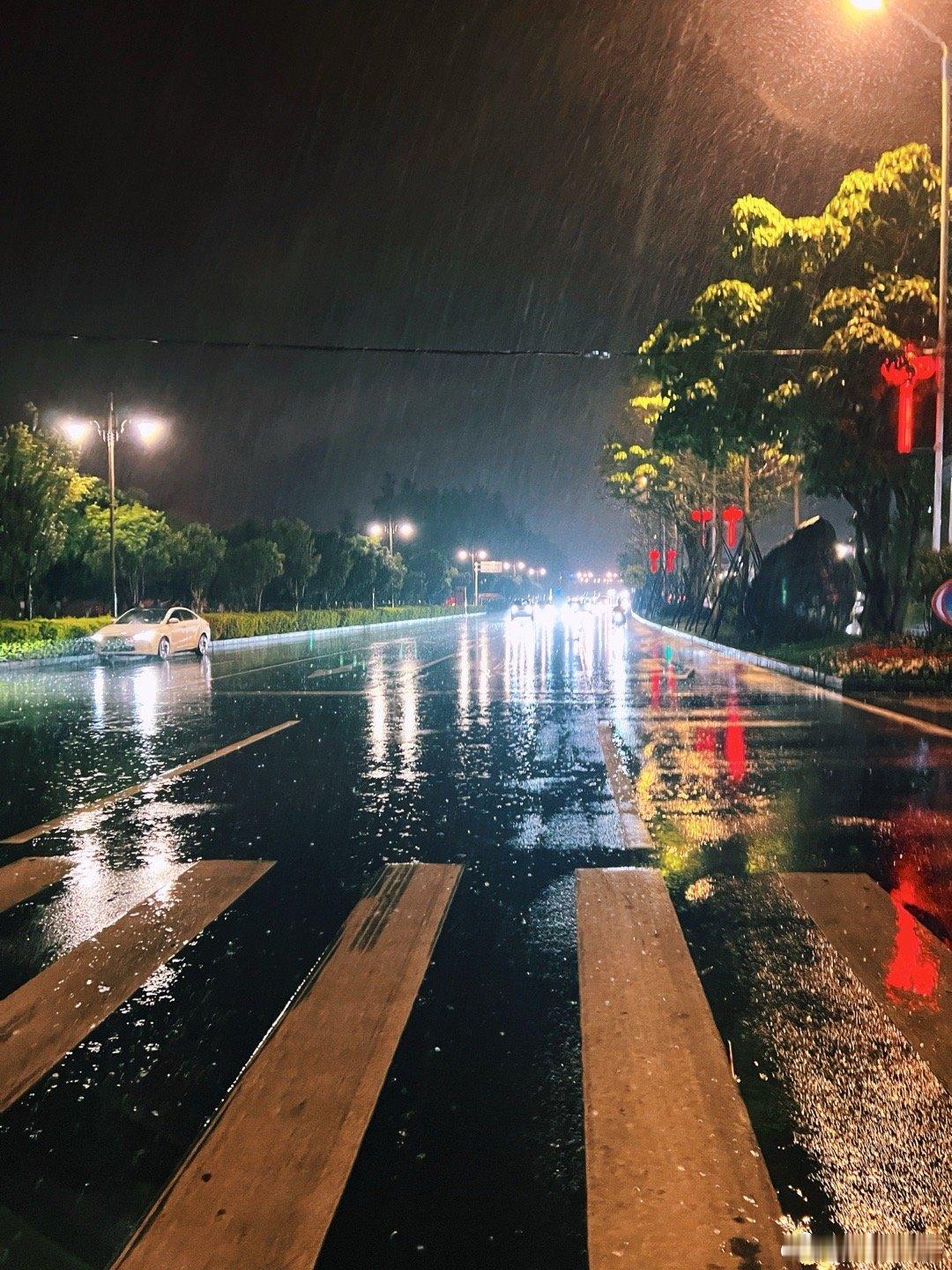 十二点前被雨逼回未湿身湿了鞋冒个泡