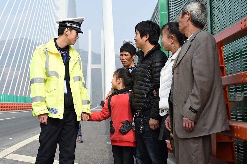 高速公路上发生碰撞事故后，千万不要贸然返回车内取拿物品。合肥曾有一家三口遭遇这类