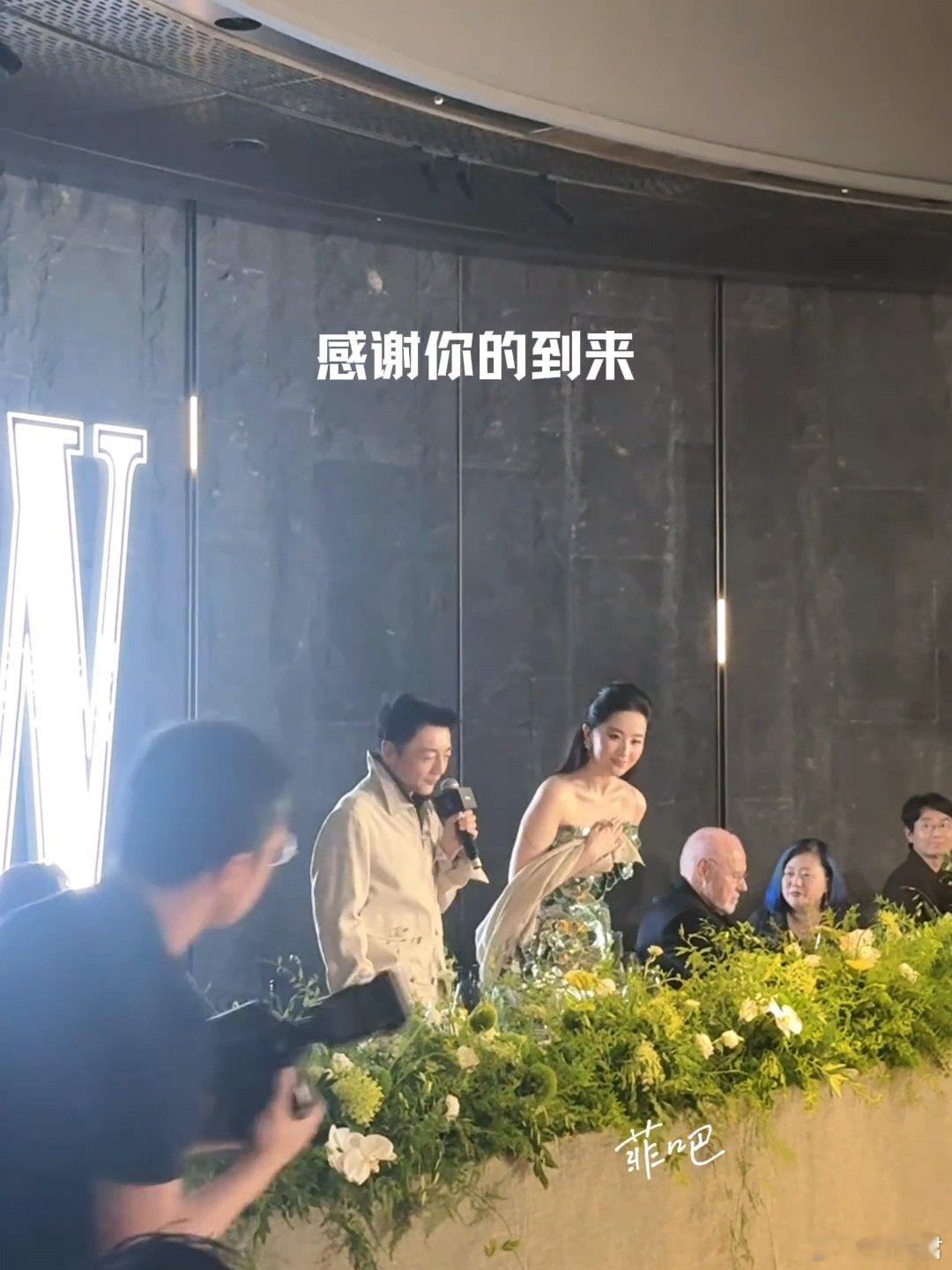 主编现场官宣刘亦菲W封面W中文版主编现场宣布刘亦菲新封面主编现场官宣！！！排面太