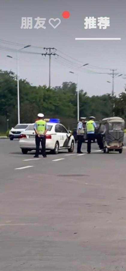 感觉有点好笑啊！每当这些指挥交通的叔叔们出来检查电动车的时候，总有人把他们拍摄得