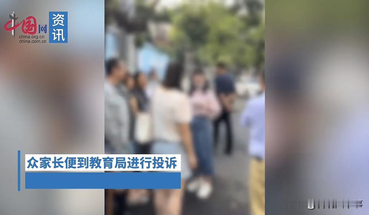 湖南益阳，一名三年级的小学生，在班级里动不动就脱下裤子，暴露隐私部位，上课还经常