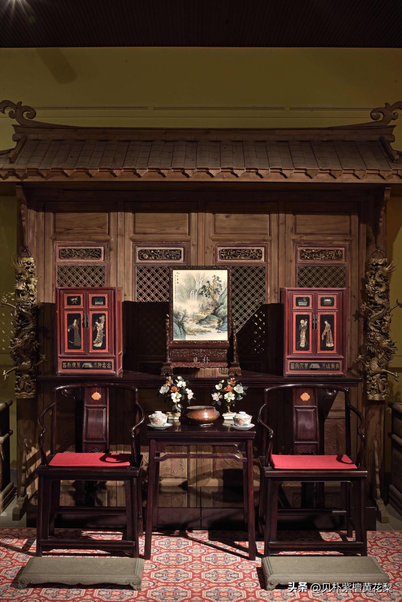 中堂吸睛王｜大红酸枝镶山水图瓷板画插屏
踏入此间，目光被居中的瓷板插屏牵引：画中