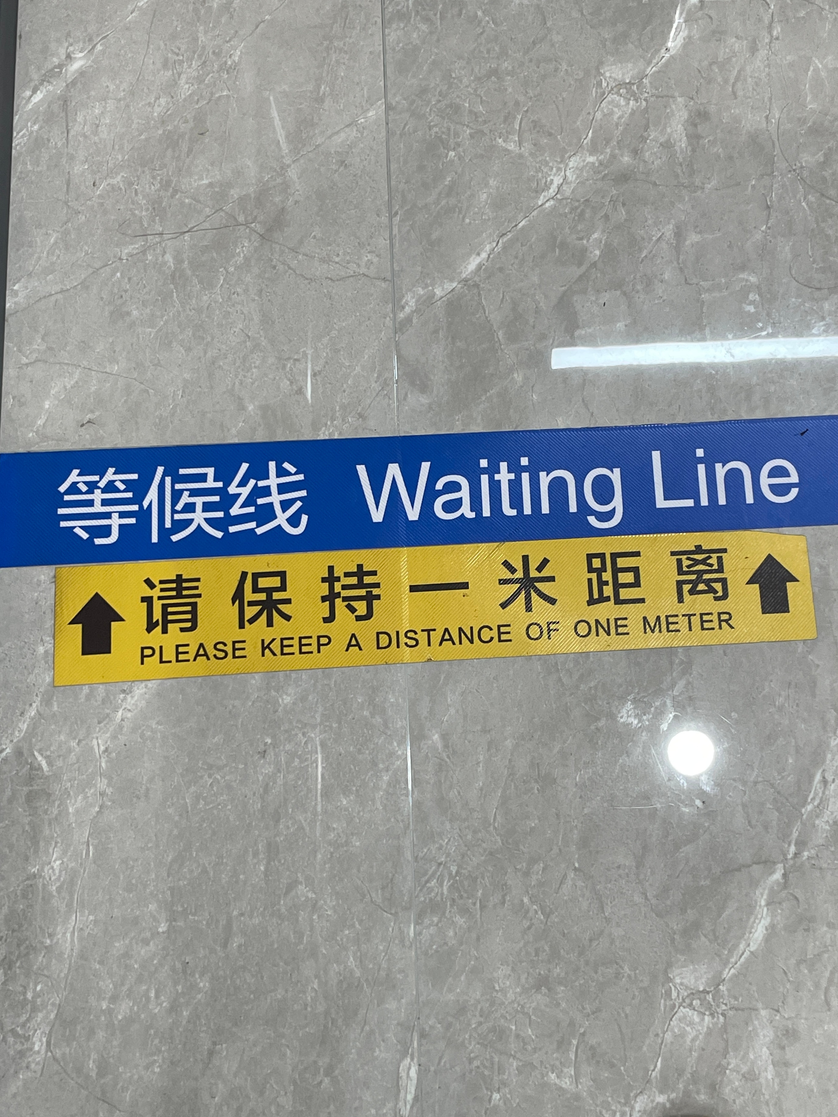 银行真是个神奇的地方，不管银行用上多先进的设备，办事效率永远这么低。大堂摆着五台