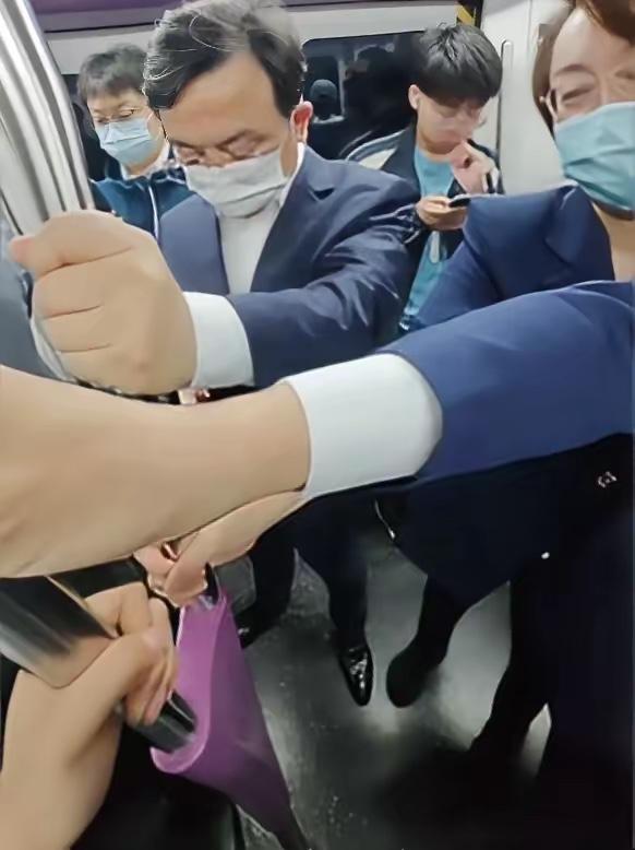 王传福的钱都干啥了？现实生活中他活的不如一个工程师。身家千亿的比亚迪掌舵人，用极