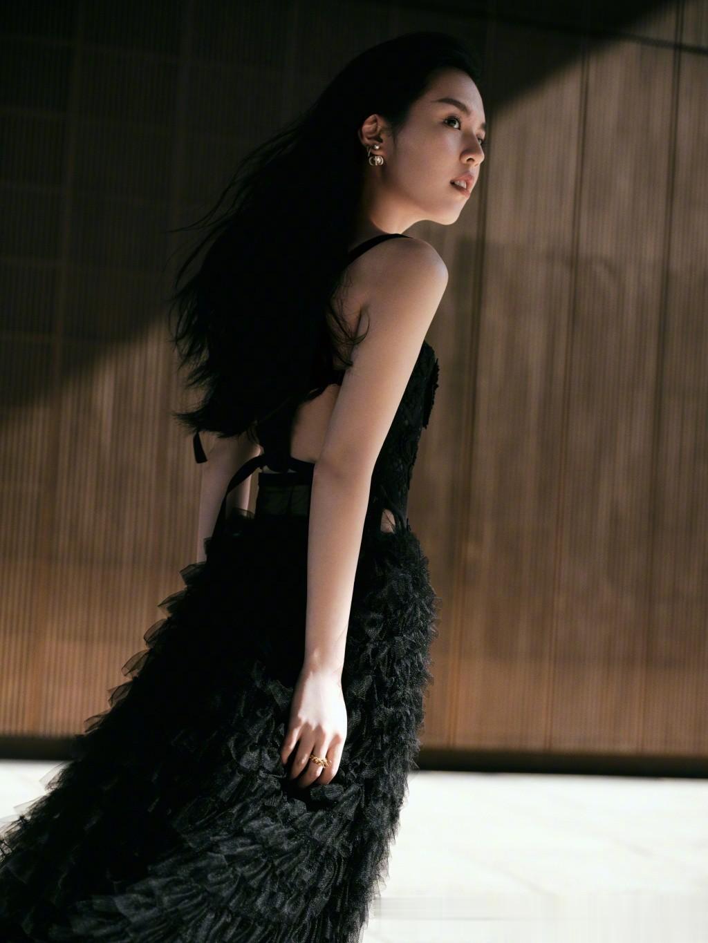 虽然李咏女儿法图麦露的颜值已经很优秀了，但她的身材在娱乐圈好像不怎么出众，如果想