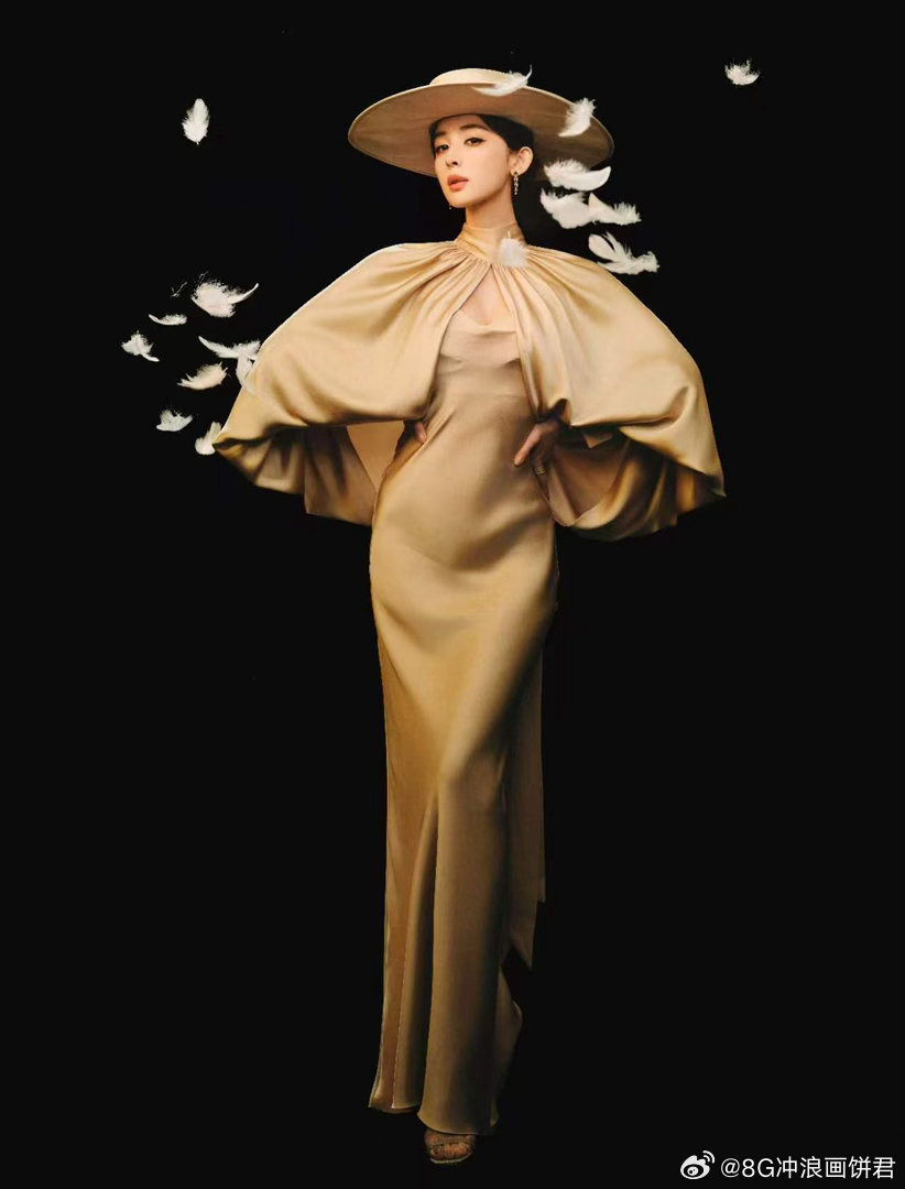 娜扎大帽檐娜扎挂脖羊腿袖造型 大帽檐下那张脸，根本不需要多余装饰。挂脖羊腿袖的复