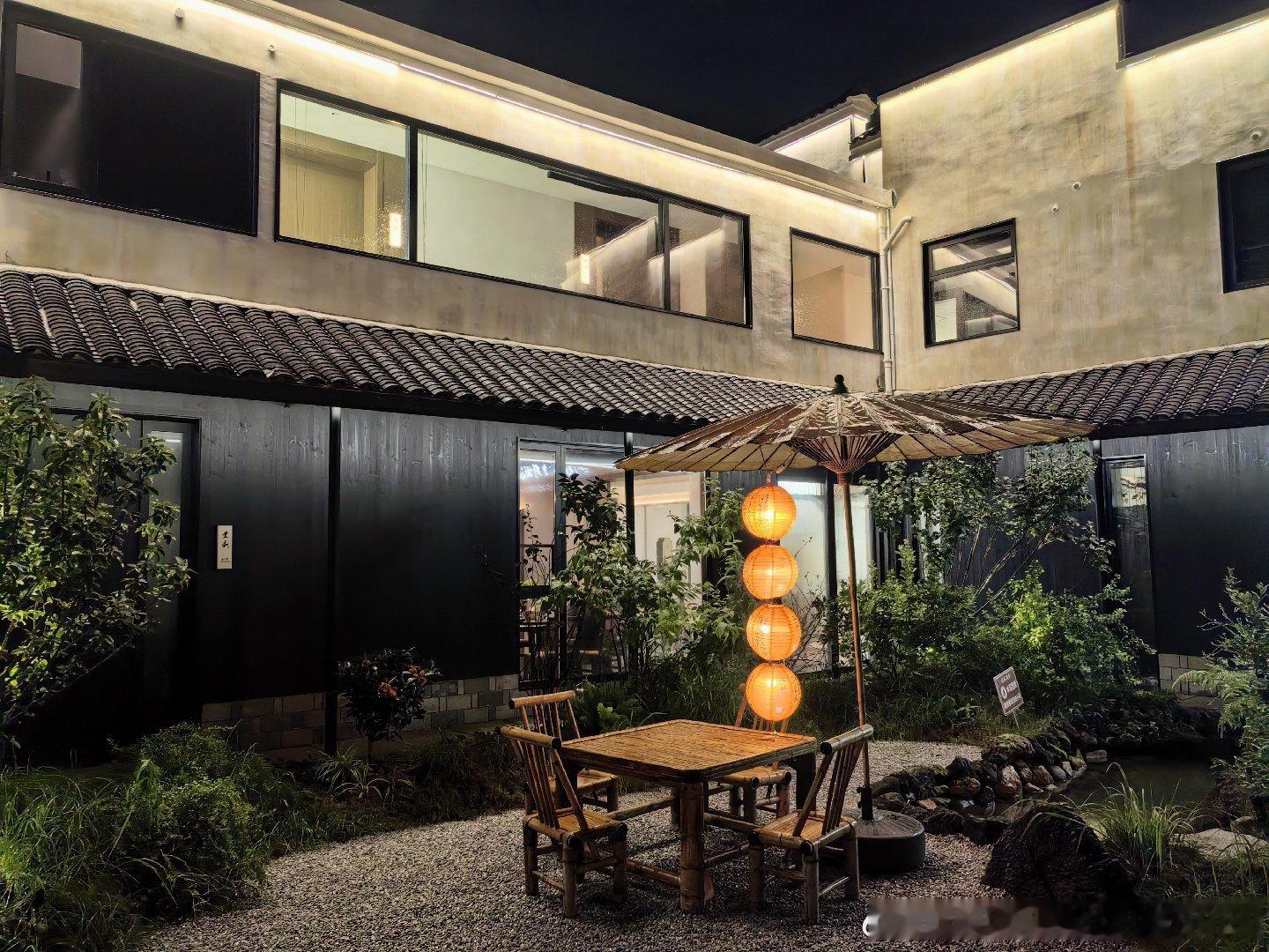 其实是一个饭店，有个很漂亮的小院。进去拍了一圈 池州·九华山