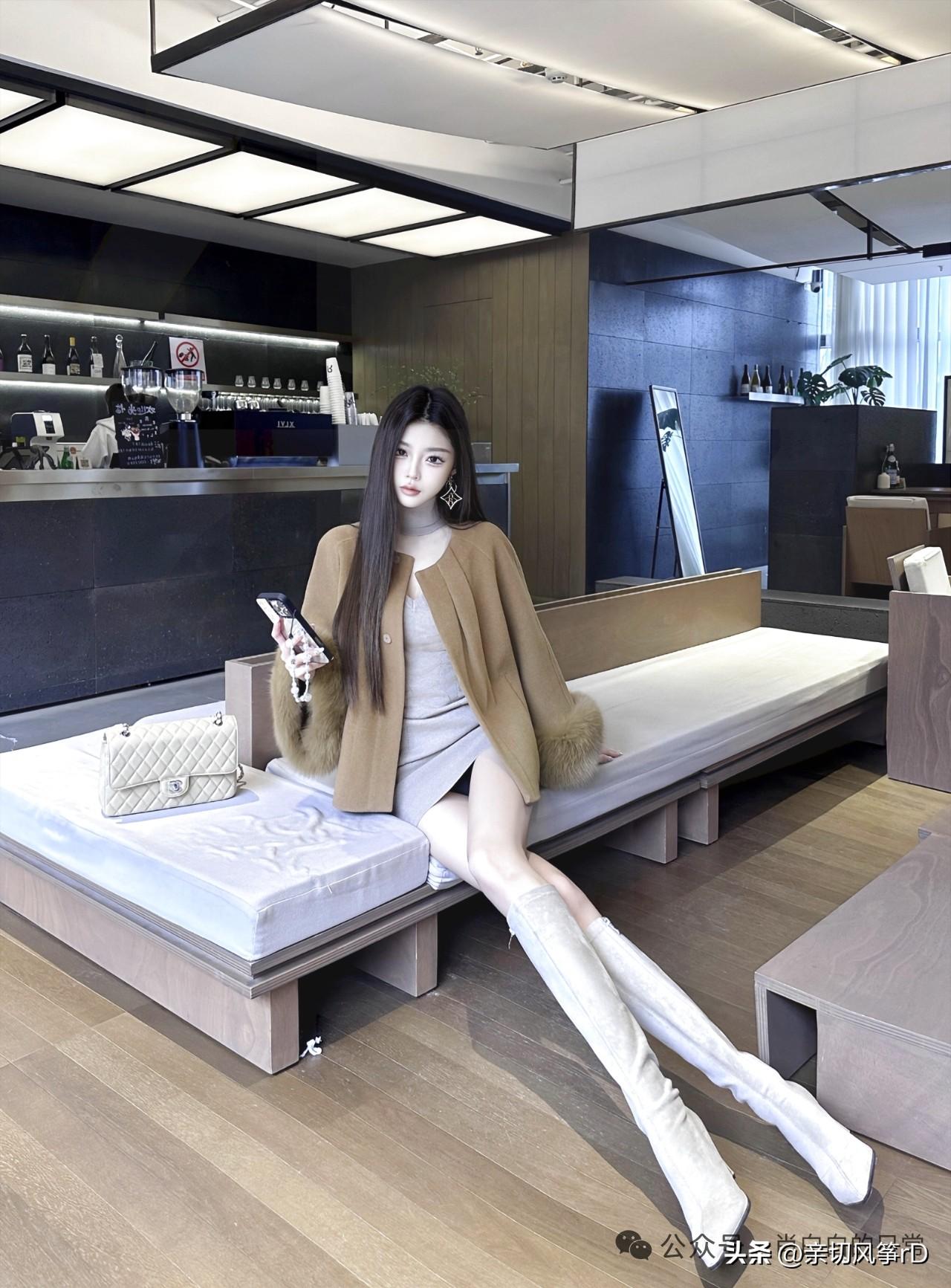 时尚穿搭指南：优雅咖啡馆里的时尚女郎