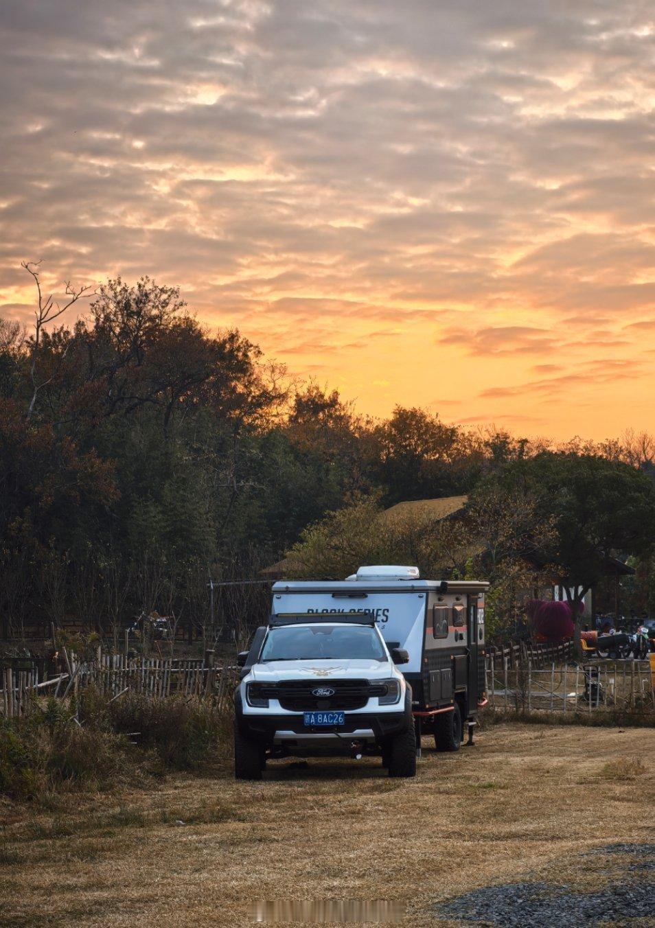 把房车拖到营地，准备好冬日里的阳光小屋
