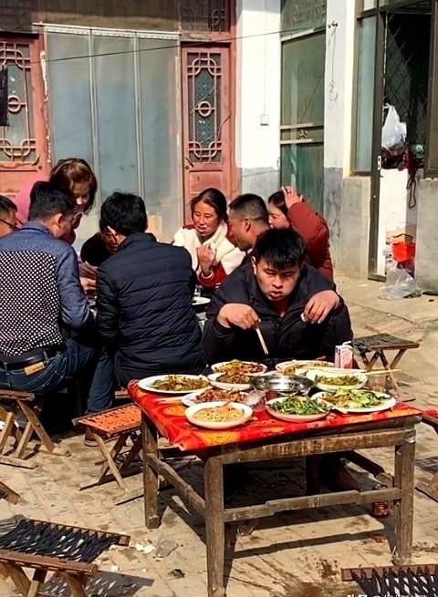 周末的家宴刚上菜，表哥先举杯高声报出“上月流水三十七万”，小姨顺手把话锋甩向在角