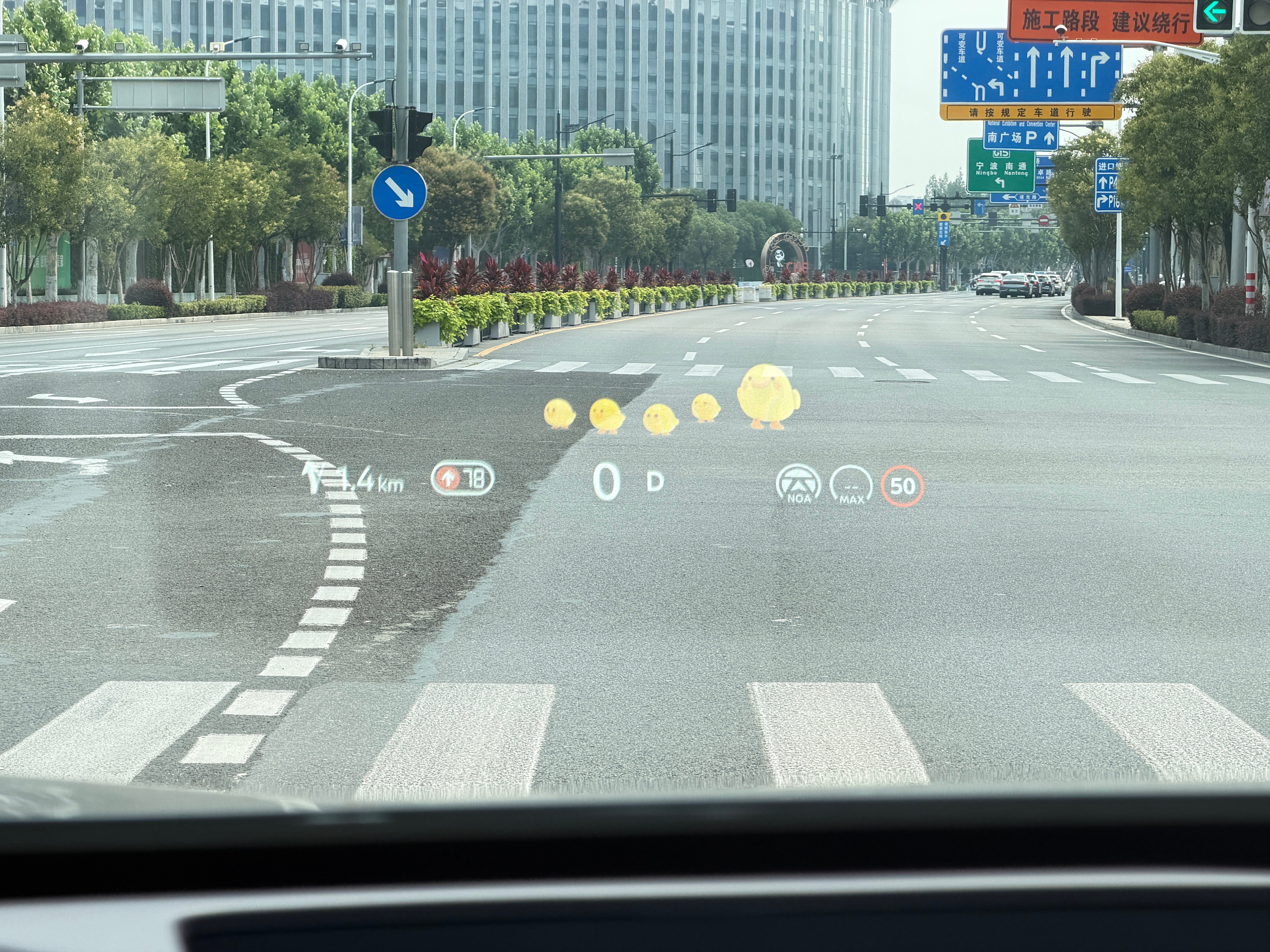合资品牌，也是越来越会。AR HUD 上做个小情绪价值的 小鸡过马路 
