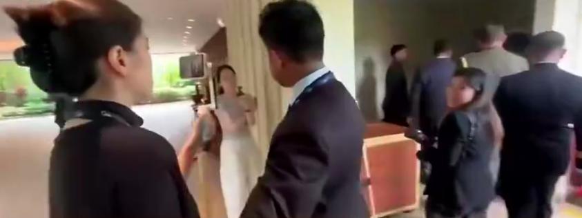 “香会”上中方女记者欲采访菲国防部长，却被保镖恶意阻拦并推搡！

根据多家媒体报