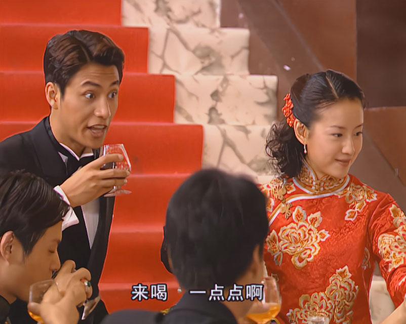 冷清秋这件敬酒服喜气又精致，上面绣的花也是百合花？
#金粉世家#