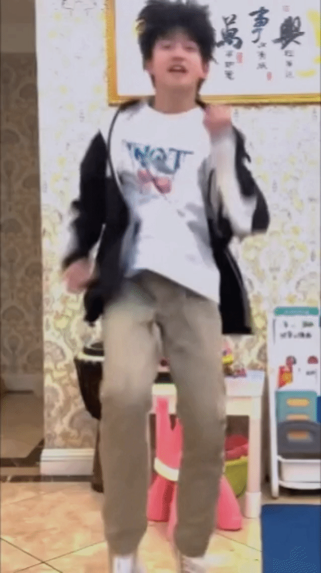 小胖妞跑起来真有意思 
