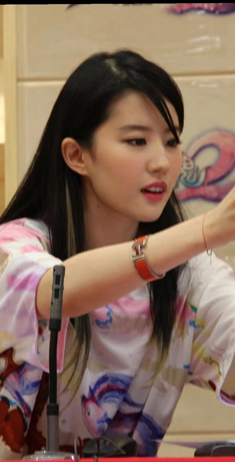 非主流时期，也还是好好看，古灵精怪的。