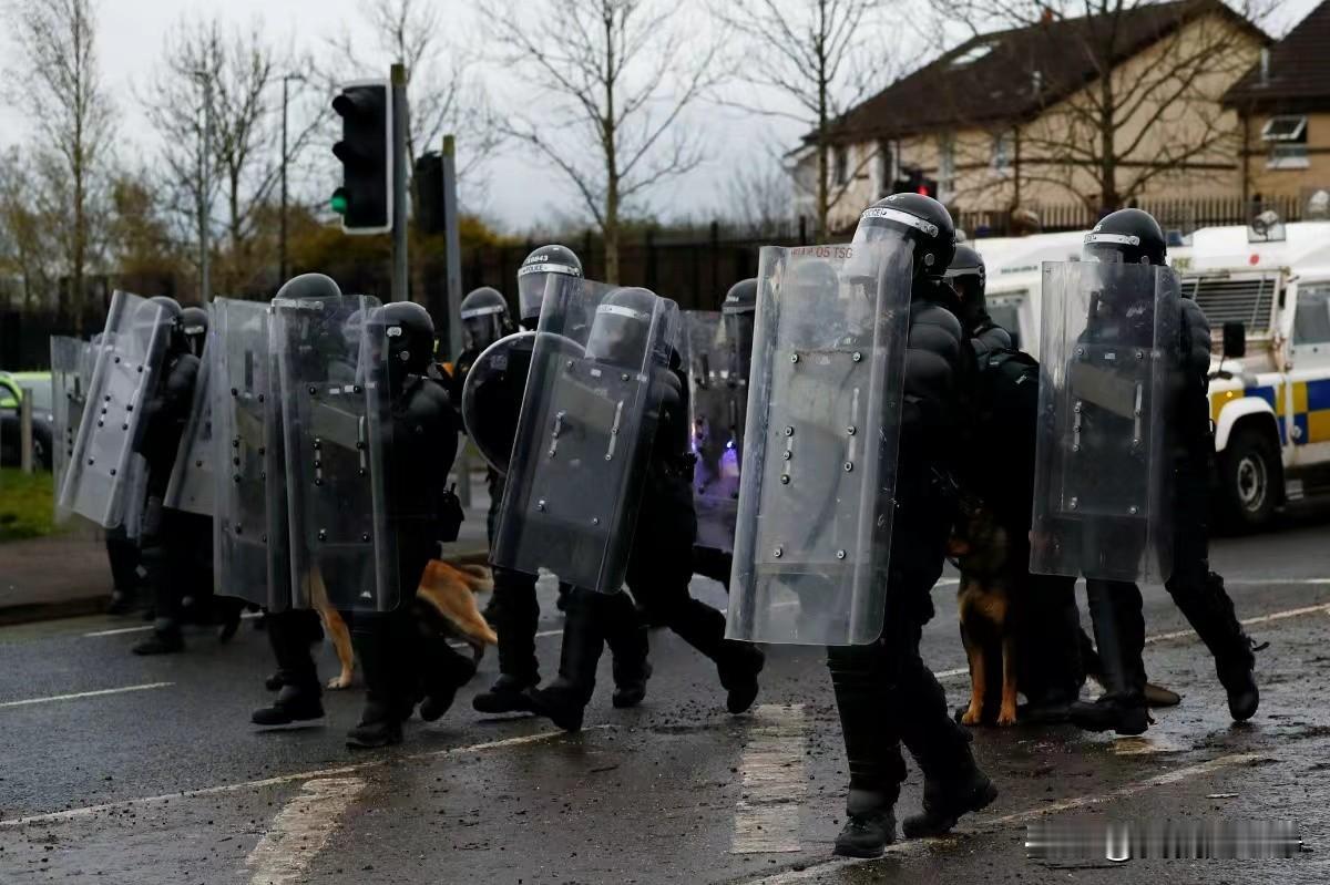英国已经彻底乱套了，因为移民问题，英国正在爆发史无前例的社会大动荡
而这一次风暴