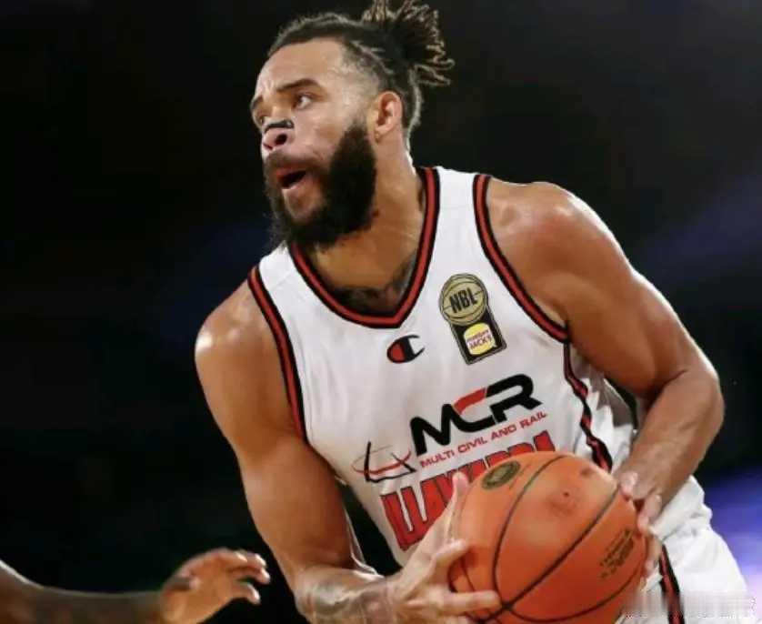 记者：麦基和老鹰的合同将于月底终止，预计第二阶段亮相CBA北京时间2月15日，据