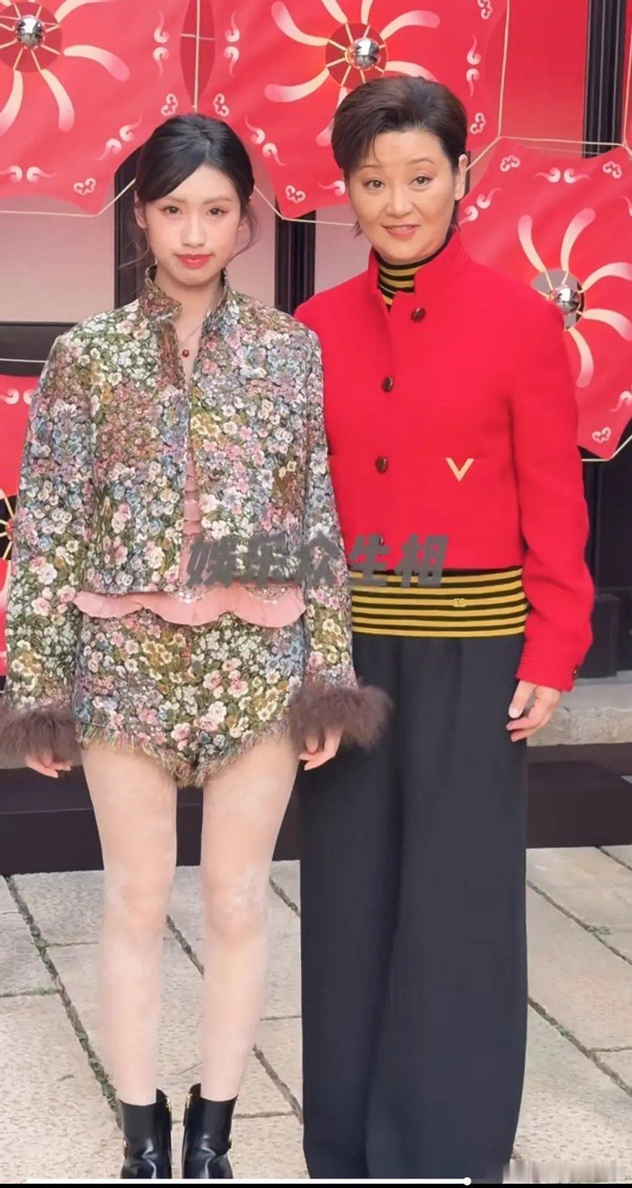 真的不是小刚亲生的么长得很像啊 小姑娘整整牙应该更会更美，五官挺秀气的 