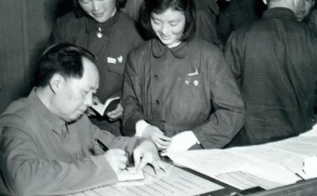 毛主席虽日理万机，但这8个不为人知的小秘密，每天必做，雷打不动...
 
每天睡