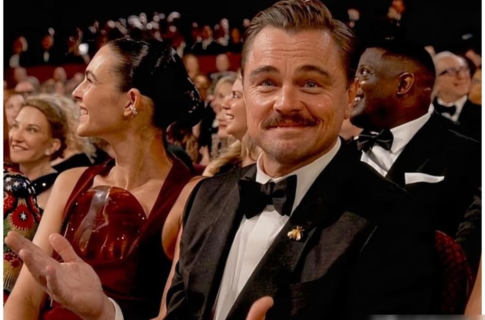 奥斯卡最扎心的，不是没拿奖。
是女友站旁边，还得装没事。
镜头一切过去，笑容就卡