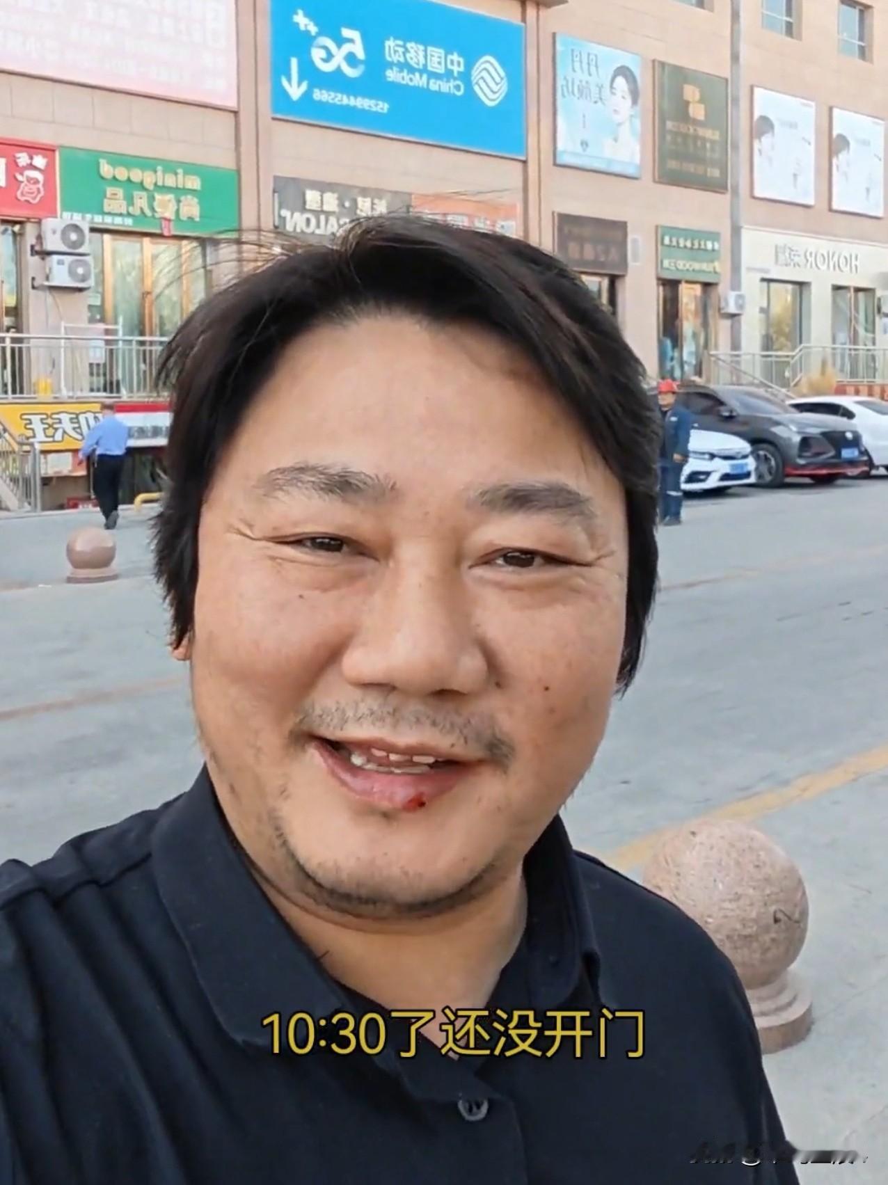 笑死了！张雪在新疆想找个理发店理发，吐槽十点半了跑了两家都还没开门，在线问网友新