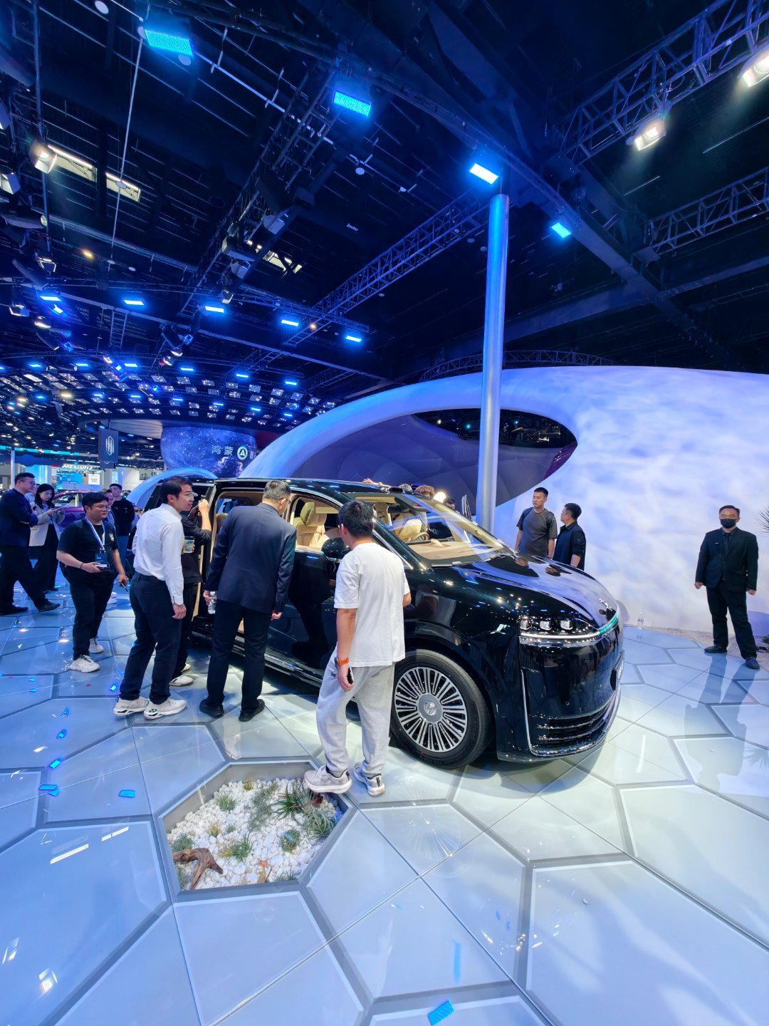 来鸿蒙展台转了转，好特别！舞台风格是那种非常有活力的呈现，站台上车型颜色的搭配也