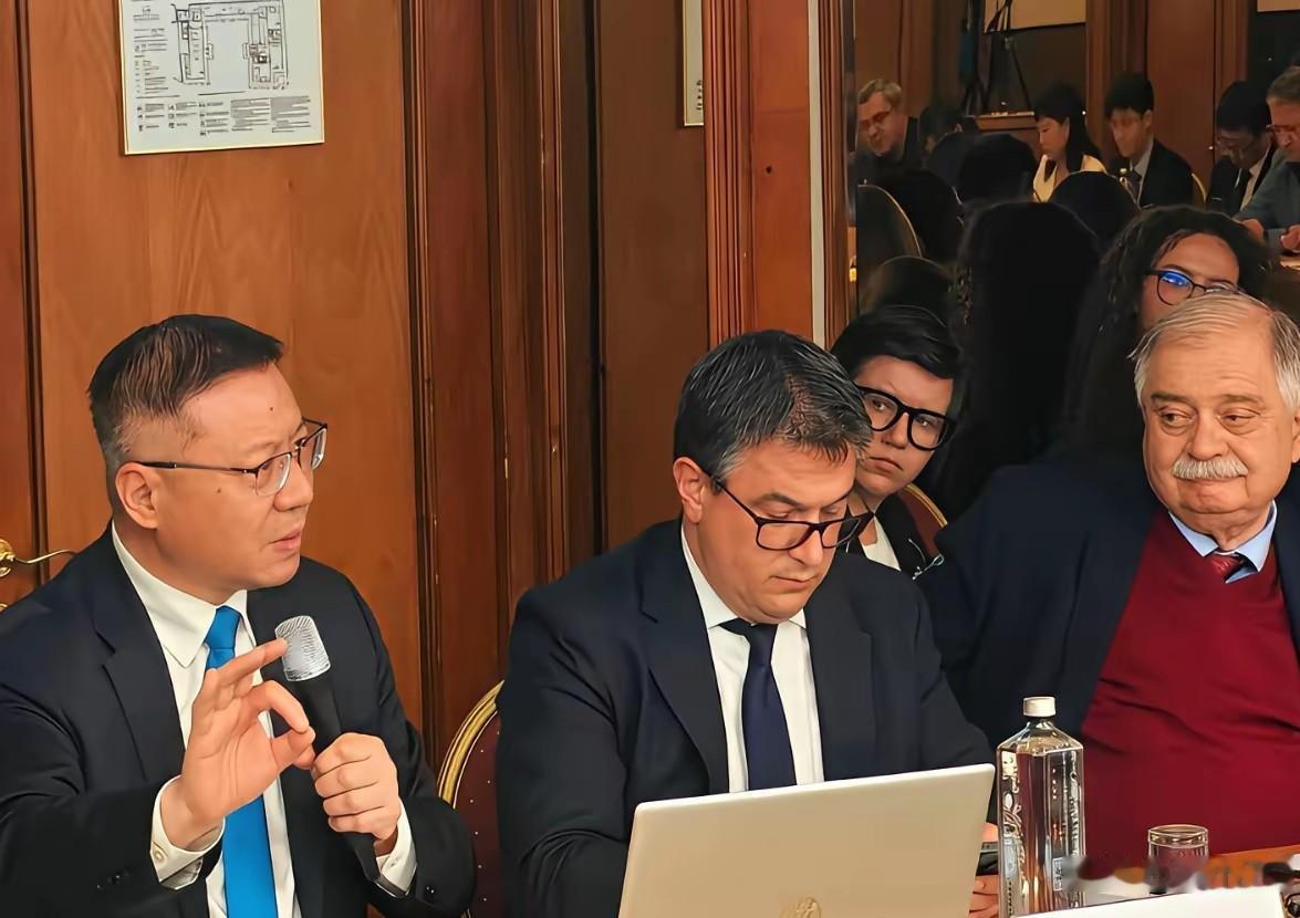 太没礼貌了，张大师讲话，罗马尼亚这些学者爱理不理的样子
