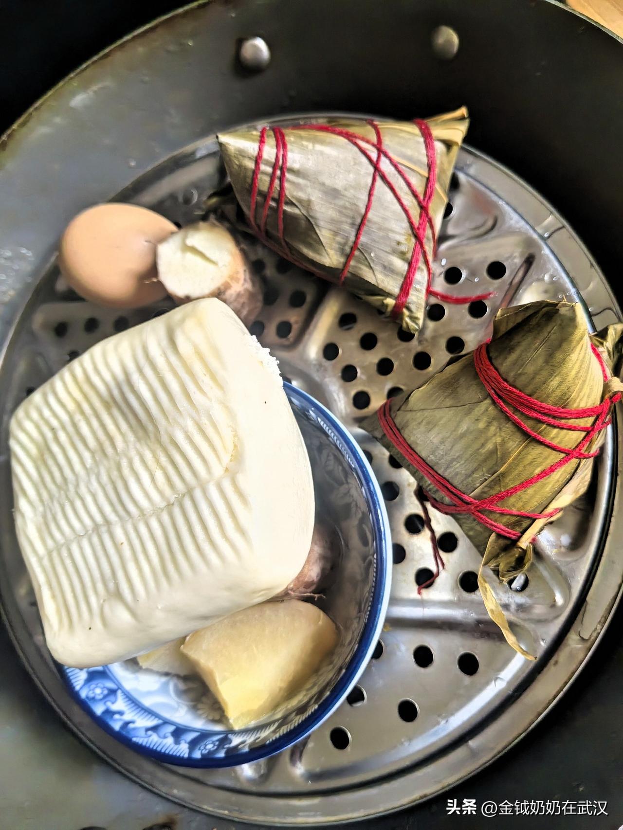 昨晚凌晨三点就醒了。

我在梦中感觉到右边小手指上长了很多小水泡，又疼又痒，我要